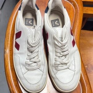 Veja Leather Sneakers – Women’s Size 9